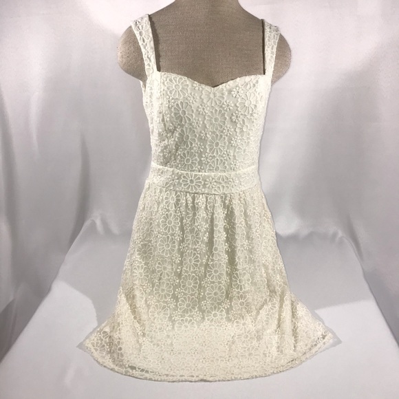 Francesca‘s Off-White Flower Cut-Out Back Dress - Picture 2 of 10